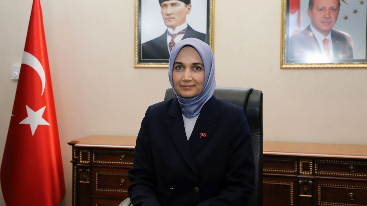 Türkiye'nin ilk türbanlı Valisi açılış talebiyle tartışma yarattı