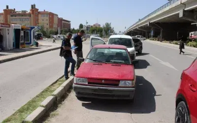 Yakıtsız kalan otomobili çalarak kaçtı.