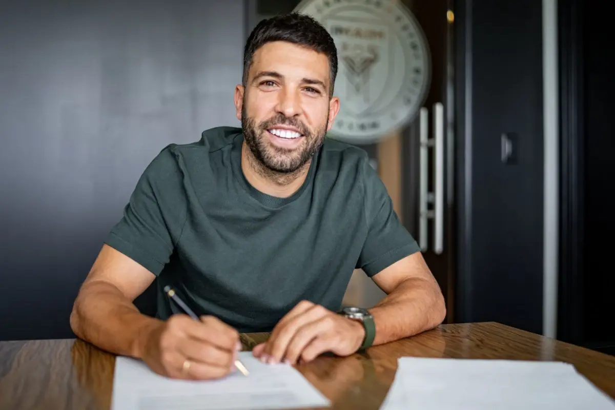 efsane-sol-bek-jordi-alba-dan-2-yillik-imza-18635208_5722_amp.jpg
