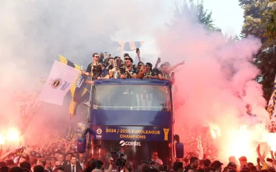 Fenerbahçe Euroleague şampiyonluğunu taraftarıyla kutladı