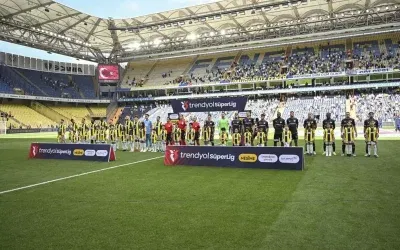 Fenerbahçe taraftarları, tek bir futbolcuya tepki gösterdi.