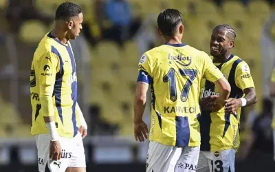 Fenerbahçe taraftarları, İrfan Can Kahveci’yi ayakta alkışladı.