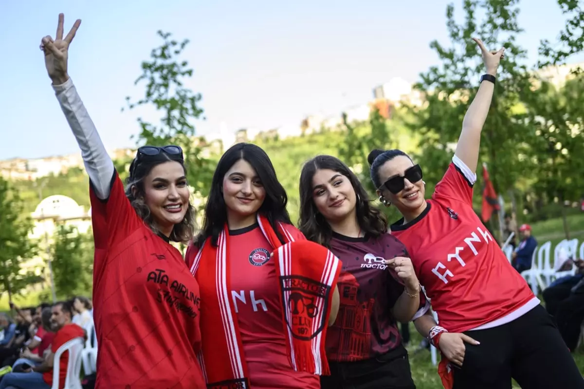 istanbul-da-coskulu-kutlama-ama-bu-kez-turk-18605641_9839_amp.jpg