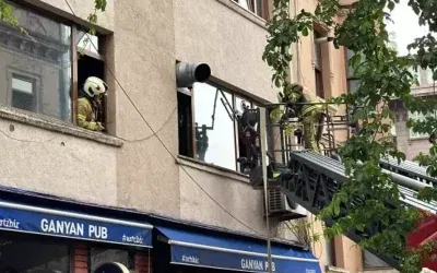 İstanbul’da kurtarılan iki kişi yangın faciası!
