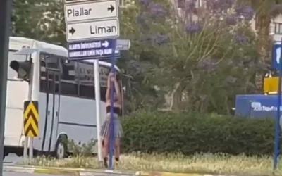 Trafik levhasında direk dansı gösterisi yapıldı.