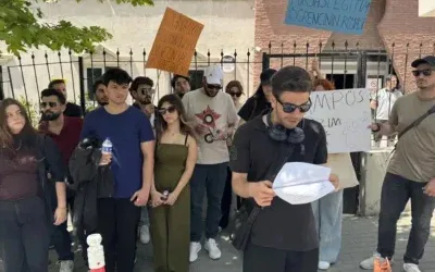 Öğrenciler yüzde 74 zam kararını protesto etti
