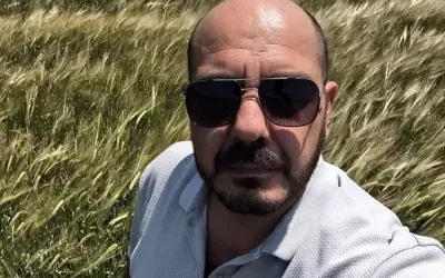 Selfi çekerken tişörtünde kene istilası olduğunu fark etti