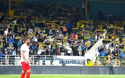 Bucaspor taraftarları borçları için sokakta toplandı