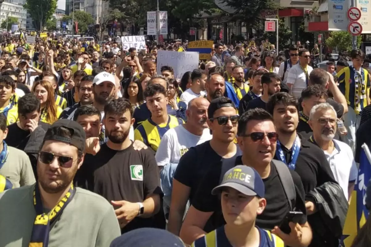 fenerbahce-de-ali-koc-istifa-yuruyusu-18694759_456_amp.jpg