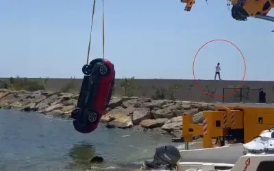 Genç sürücünün dikkatsizliği büyük zarara yol açtı