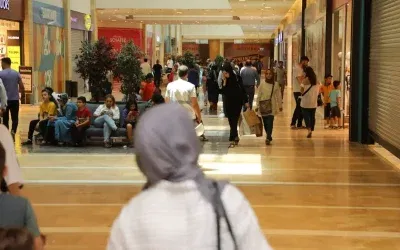 Şehrin en büyük alışveriş merkezinde 18 aracın lastikleri bıçaklandı.