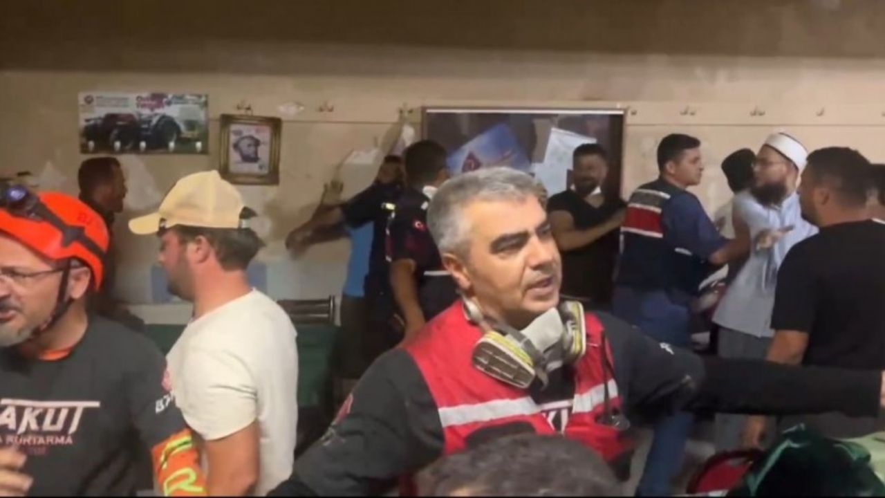Yangın Bölgesinde Hırsızlık İddiası Ortalığı Karıştırdı Kalabalığın Hedefi Olan Şüpheliyi Jandarma Kurtardı