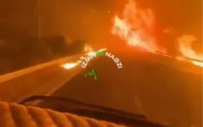 Alevlerin Arasından Hızla Geçen Araç