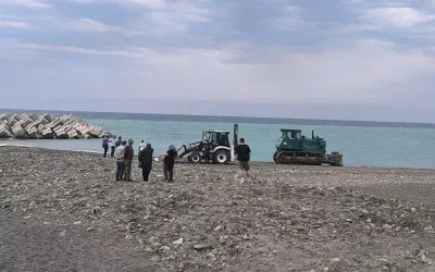 Kadın iş makinesinin altında kalarak yaşamını yitirdi