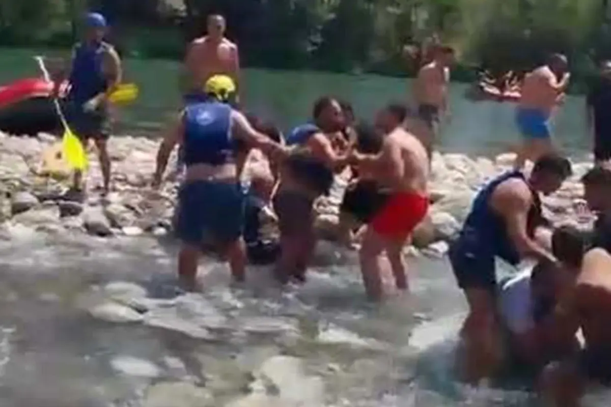 rafting-merkezinde-can-yelegi-giyme-kavgasi-18844759_1560_amp.jpg