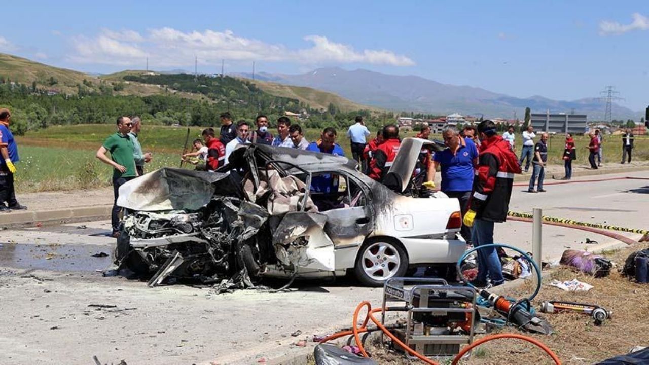 Sivas'ta Otomobil Kazası 5 Kişi Yaralandı