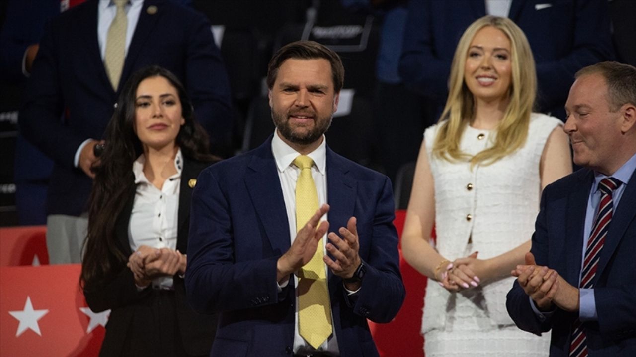 Trump, JD Vance'i Cumhuriyetçi Başkan Adayı Olarak Destekliyor