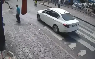 Beyoğlu’nda Otomobil Dede ve Toruna Çarptı