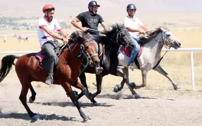 Erzurum’da Renkli Rahvan At Yarışları Heyecanı
