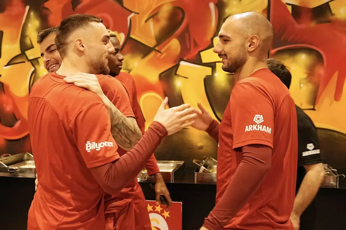 galatasaray-da-beklenmedik-ayrilik-18912052_3420_amp.jpg