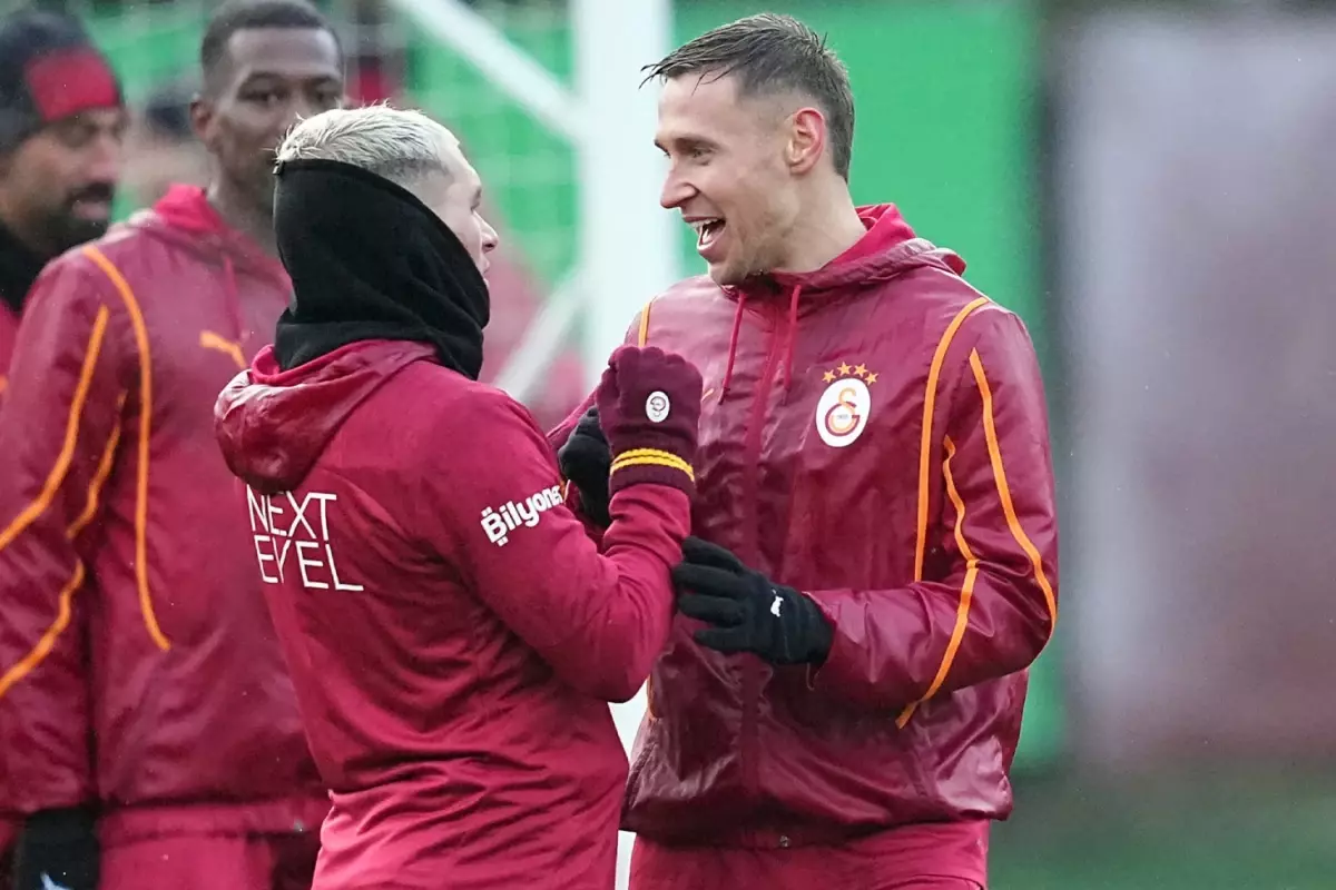 galatasaray-da-veda-ailesini-de-alip-turkiye-den-18910024_9597_amp.jpg