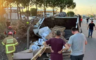 Balıkesir’de Trafik Kazası: Sürücü Araç Altında Mahsur Kaldı