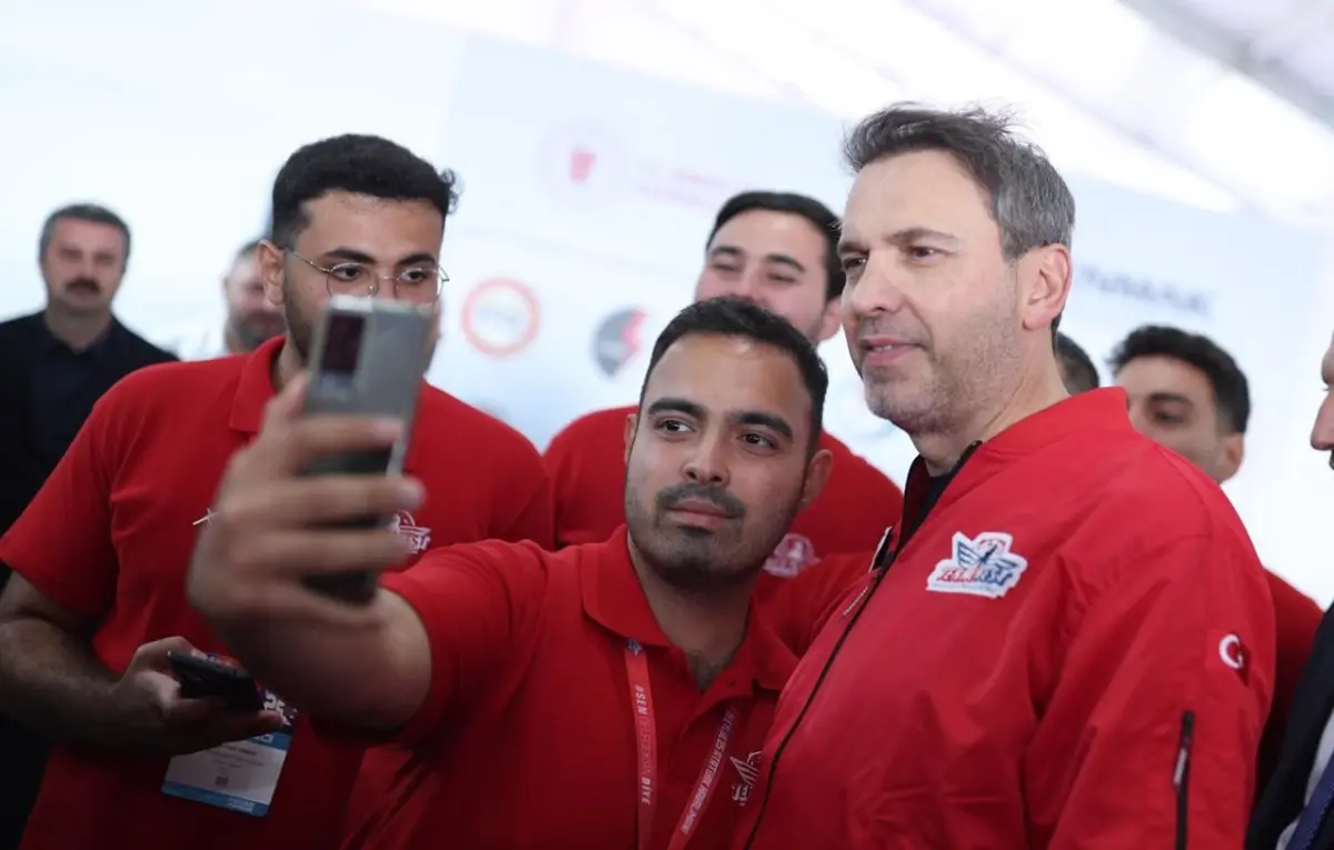 bakan-bayraktar-teknofest-te-genclerle-bulust-19068185_amp.jpg