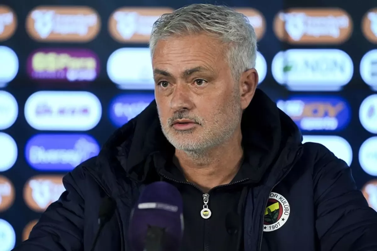 bunu-hic-beklemiyordu-fener-den-kovulan-mourinho-19034644_6666_amp.jpg