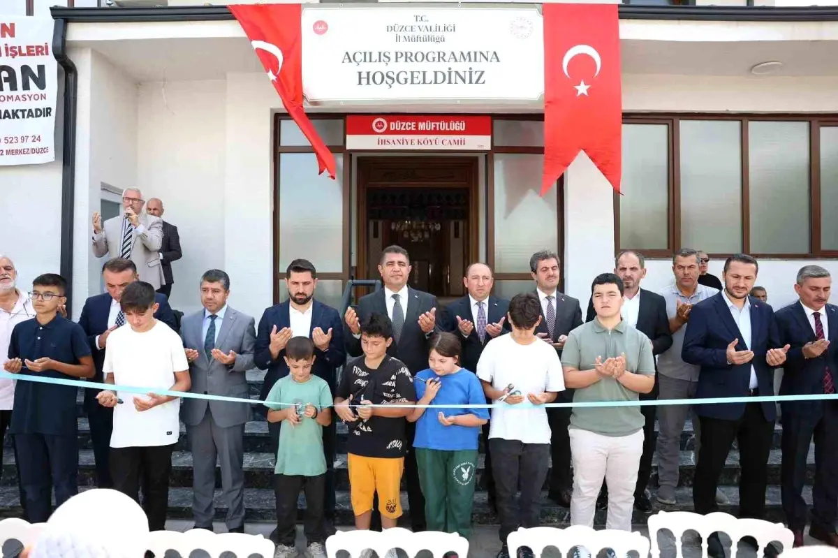 duzce-de-depremde-yikilan-bir-cami-daha-yenid-19092767_amp.jpg