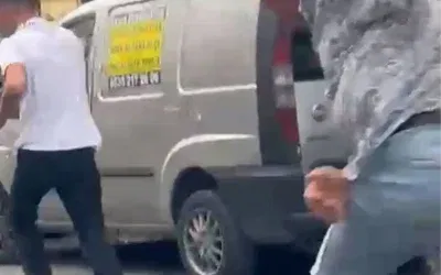 Gaziosmanpaşa’da trafikte kavga: Sopalı saldırganlara biber gazıyla karşılık verildi.