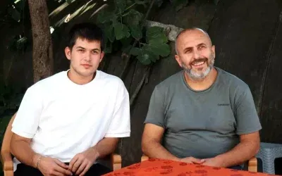 Jandarma tarafından yakalanan adam, milyonların kalbini kazandı.