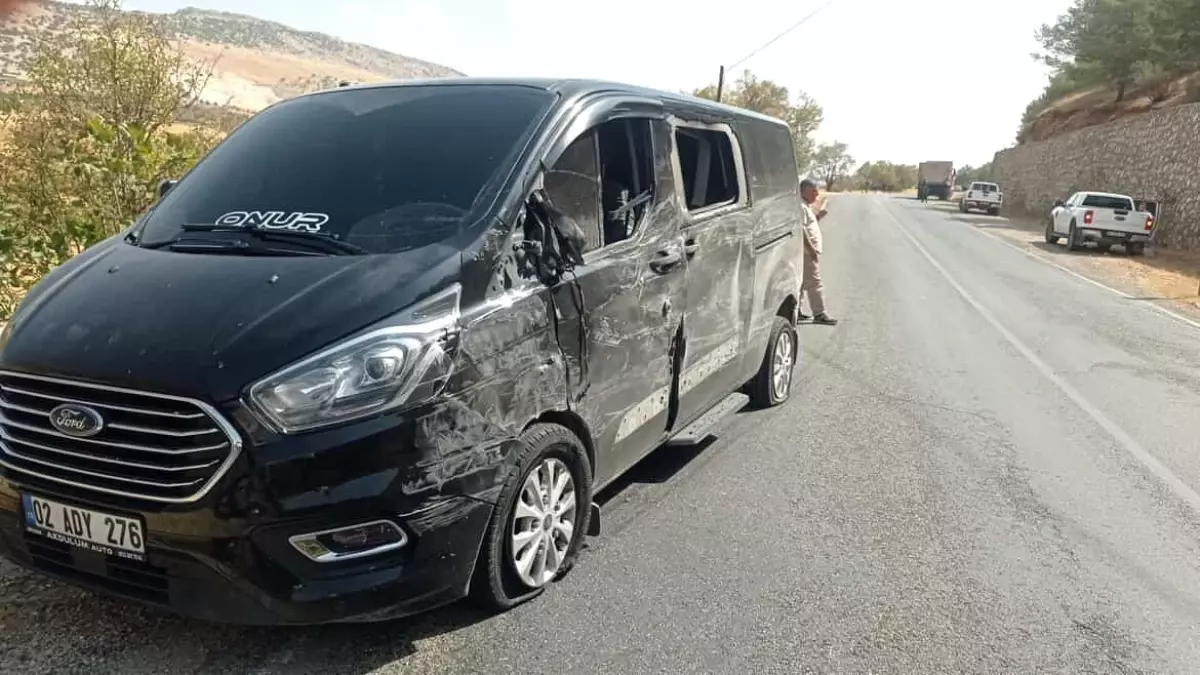 kamyon-ile-minibus-carpisti-1-yarali-19022228_amp.jpg