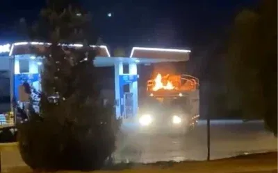 Elazığ’da Pikap Alev Aldı, Halk Panik İçinde