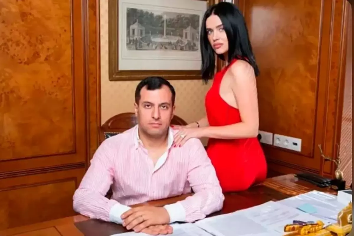 putin-yanlisi-politikaci-elleri-bagli-sekilde-19090029_802_amp.jpg