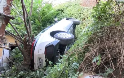 Sarıyer’de Cip Direksiyonunu Kaybederek Bahçeye Uçtu