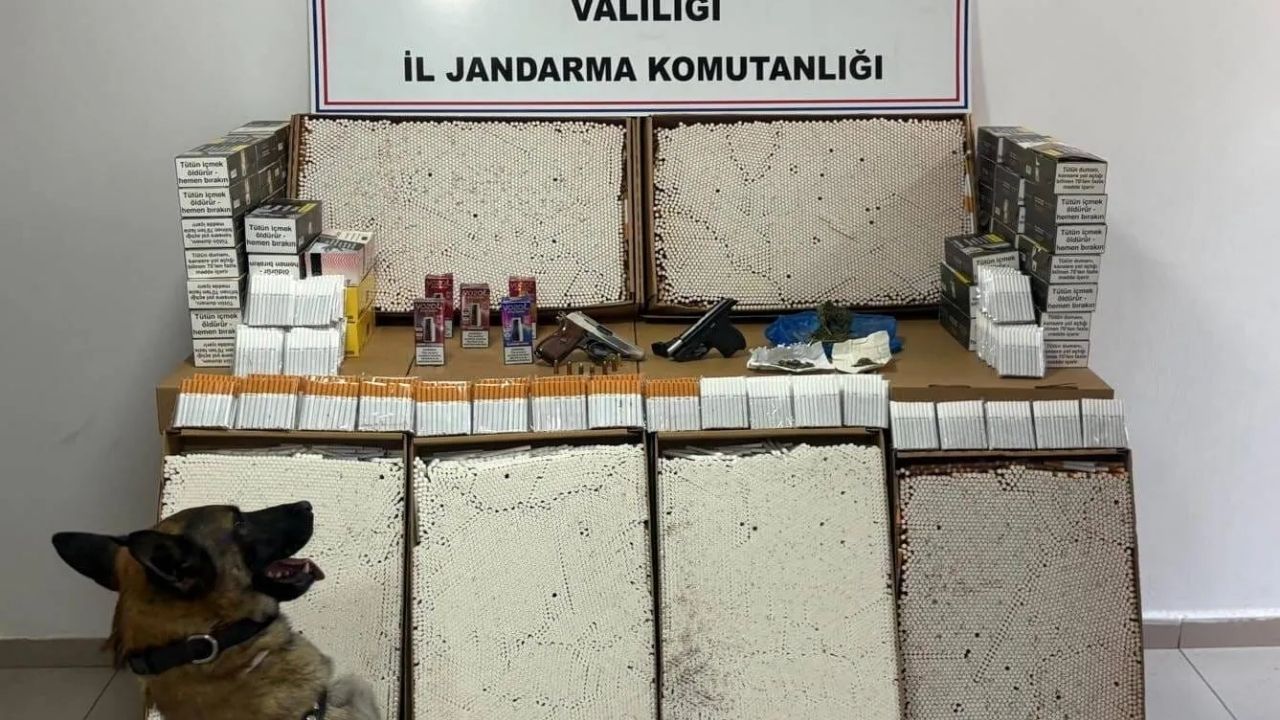 Afyonkarahisar'da Jandarma Operasyonunda Kaçak Eşya ve Uyuşturucu Yakalandı