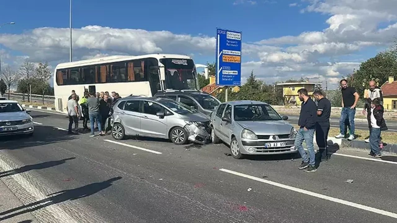 Kütahya'da İşçi Servis Otobüsü Zincirleme Kazaya Yol Açtı