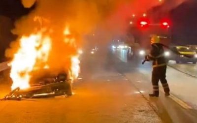 Üsküdar’da TEM Otoyolu’nda Otomobil Yanıyor