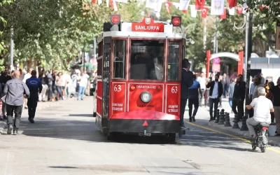 Divanyolu trafiğe kapatılarak nostaljik tramvay hizmete girdi