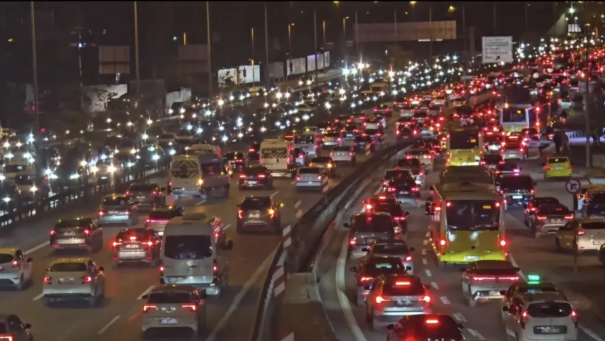 istanbul-da-trafik-yogunlugu-yuzde-78-e-ulast-19168289_amp.jpg