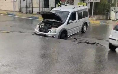 İzmir’de Göçük: Araç Hasar Aldı