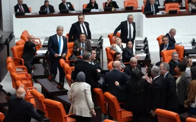 Meclis kargaşası: Milletvekilleri birbirine saldırdı!