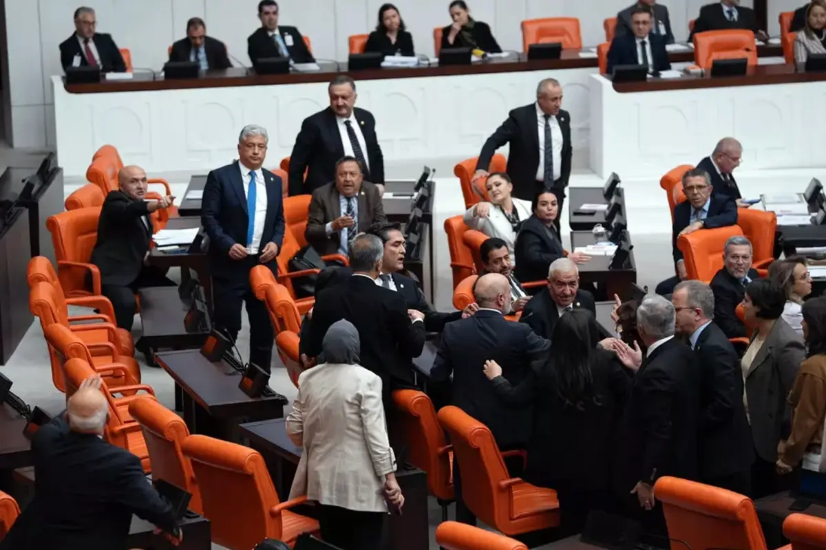 meclis-yine-karisti-milletvekilleri-19133373_5449_amp.jpg