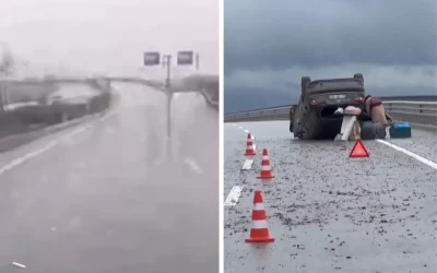 Su birikintisine dalan araç refüje çarparak takla attı! Korkunç kaza anı kameralara yansıdı.