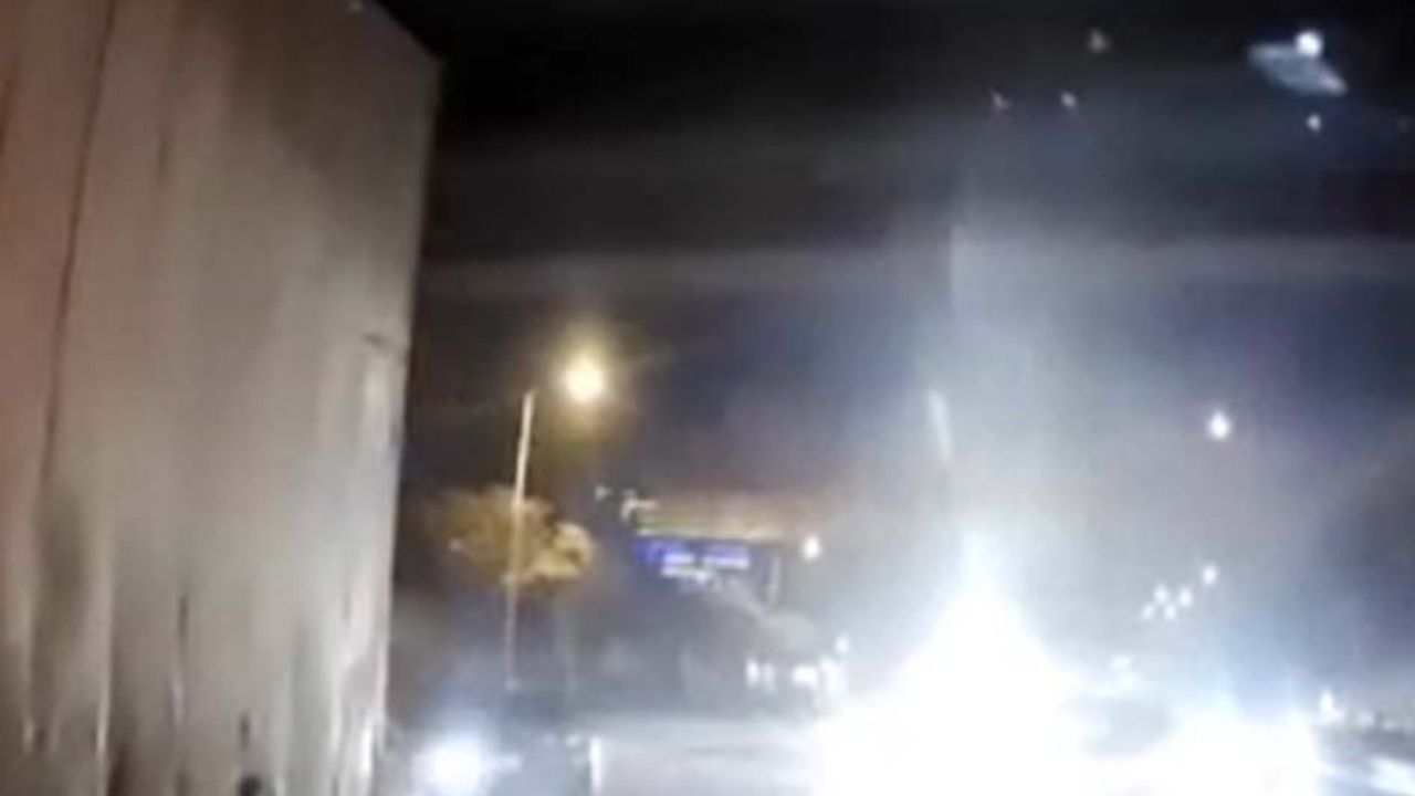 Ankara'da Kamyonet Üst Geçide Sürttü, Kaza Meydana Geldi