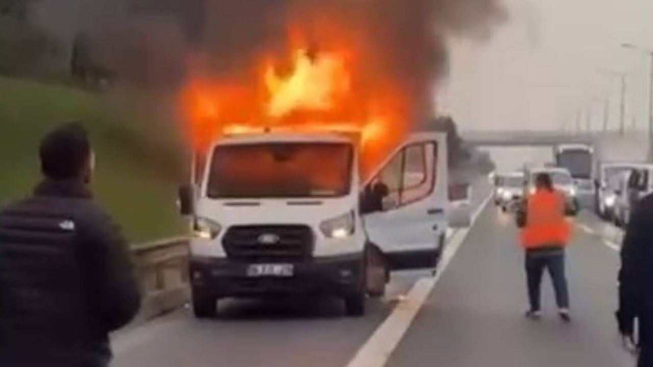 Beykoz TEM Otoyolu’nda Kamyonette Yangın Çıktı