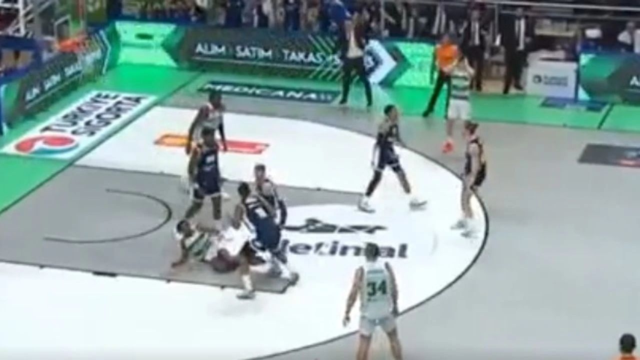 Bursaspor Basketbol Bahçeşehir Koleji Olaylarına Tepki Gösterdi