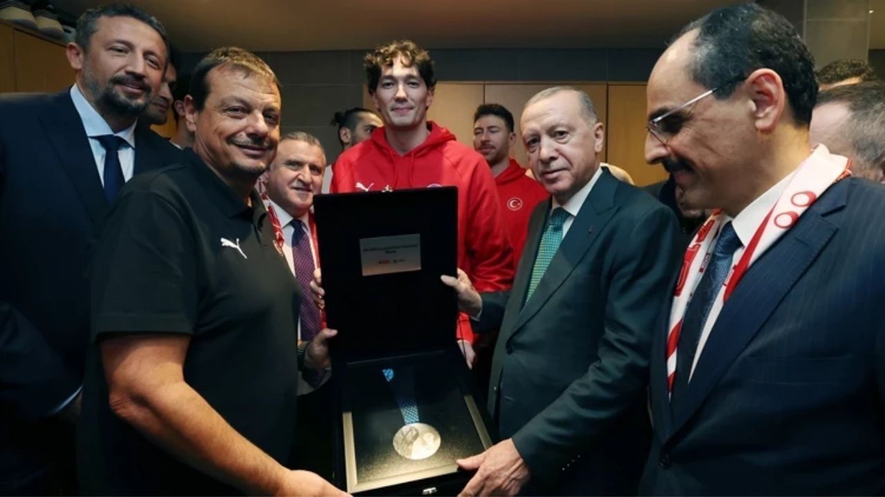 Cumhurbaşkanı Erdoğan, A Milli Erkek Basketbol Takımı'nı tebrik etti.