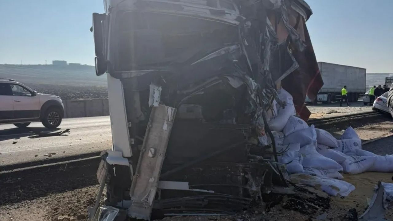 Diyarbakır'da TIR ve otomobil çarpıştı 3 yaralı