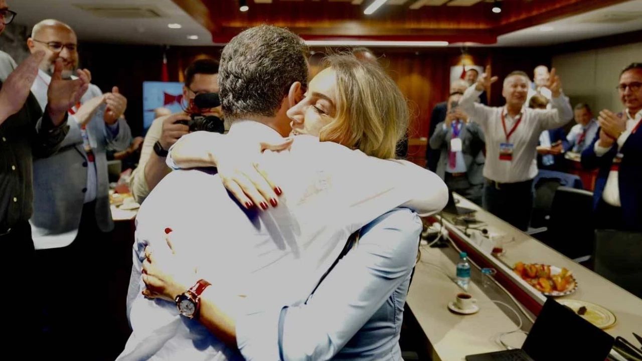 İmamoğlu'ndan Eşi Dilek Kaya'ya Özel Kutlama
